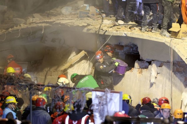 Konya'da 4 katlı bina çöktü! Enkaz altında kalanlar var